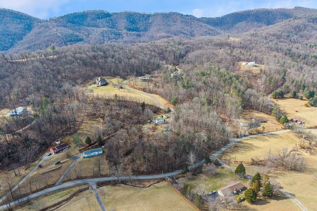 8340 Poplar Springs LN, Roanoke, VA 24018