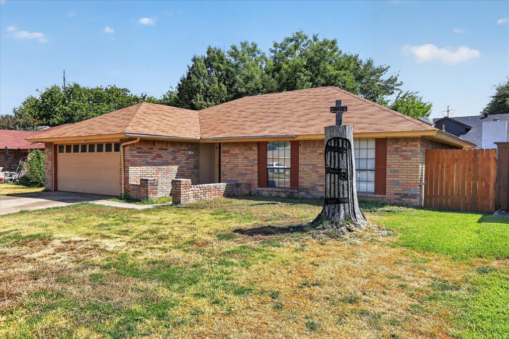 2413 Channing Drive, Grand Prairie, TX 75052 — photo 2