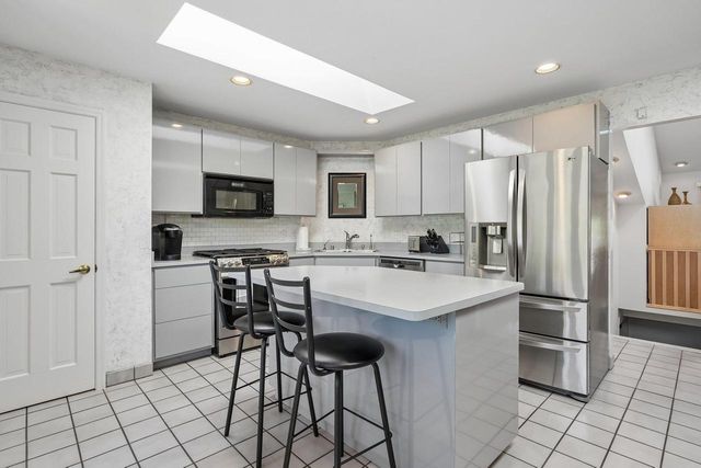 7604 Treeview DRIVE, Caledonia, WI 53108