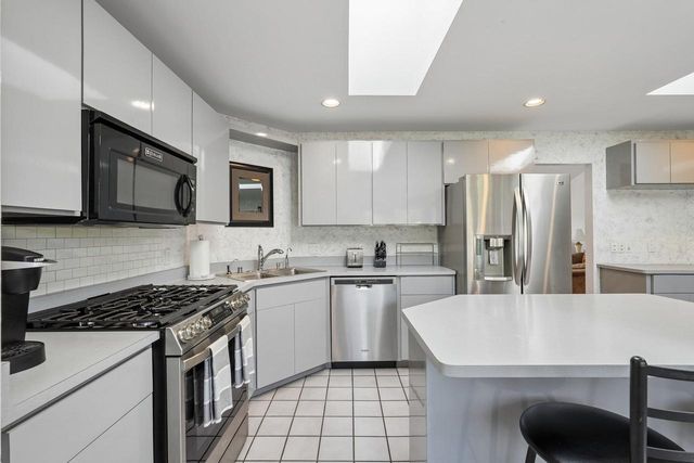 7604 Treeview DRIVE, Caledonia, WI 53108