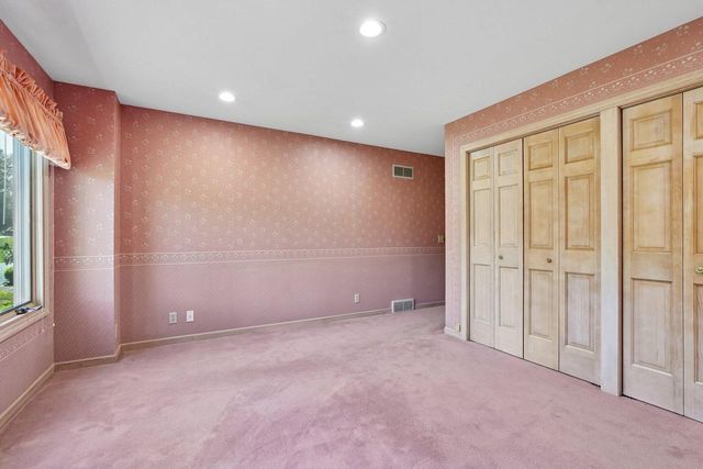 7604 Treeview DRIVE, Caledonia, WI 53108