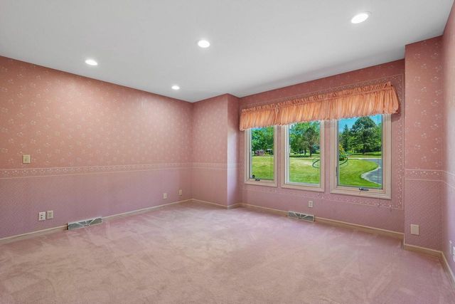 7604 Treeview DRIVE, Caledonia, WI 53108