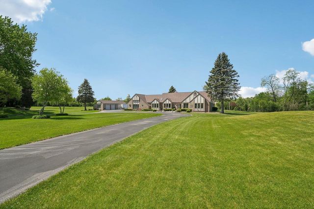 7604 Treeview DRIVE, Caledonia, WI 53108