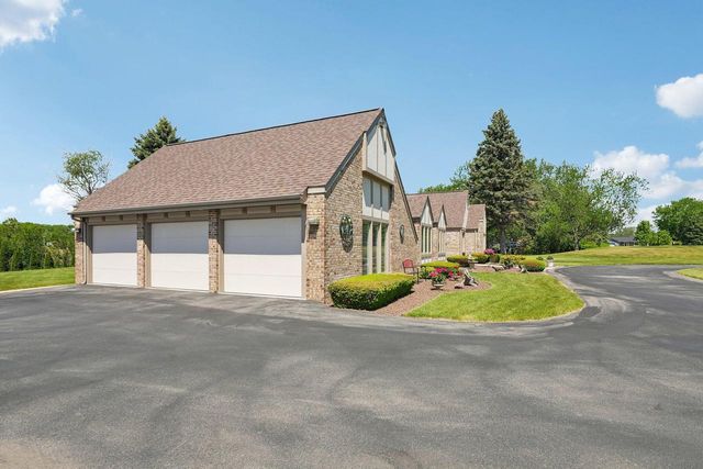 7604 Treeview DRIVE, Caledonia, WI 53108