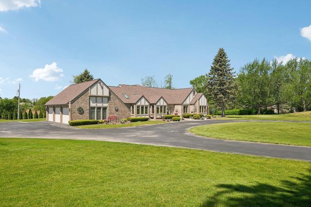 7604 Treeview DRIVE, Caledonia, WI 53108