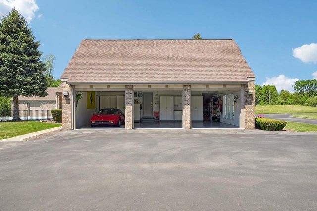 7604 Treeview DRIVE, Caledonia, WI 53108