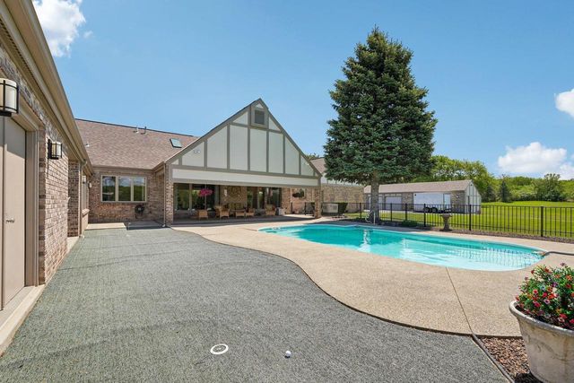 7604 Treeview DRIVE, Caledonia, WI 53108