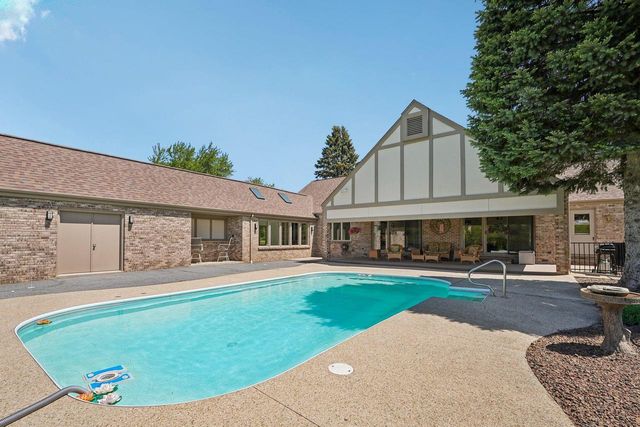 7604 Treeview DRIVE, Caledonia, WI 53108