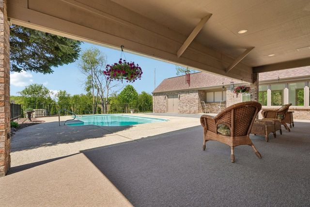 7604 Treeview DRIVE, Caledonia, WI 53108