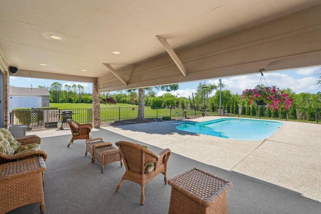 7604 Treeview DRIVE, Caledonia, WI 53108