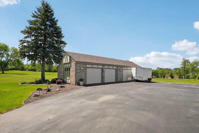7604 Treeview DRIVE, Caledonia, WI 53108