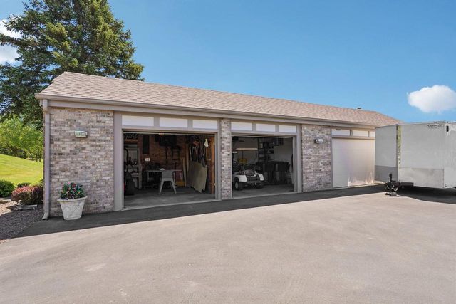 7604 Treeview DRIVE, Caledonia, WI 53108