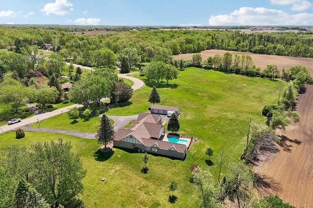 7604 Treeview DRIVE, Caledonia, WI 53108