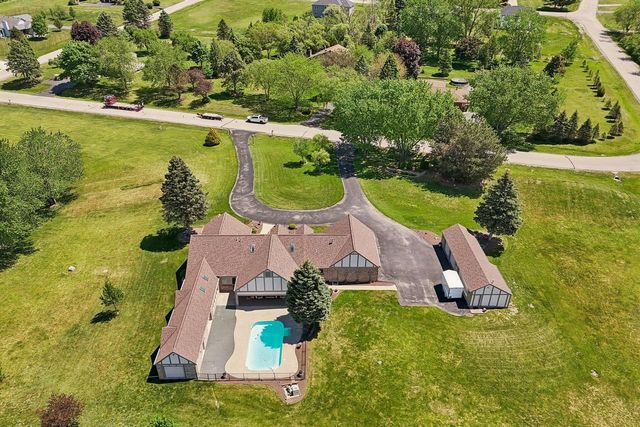 7604 Treeview DRIVE, Caledonia, WI 53108