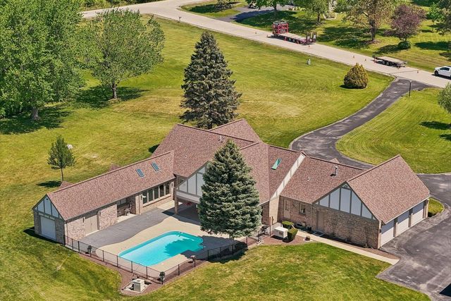 7604 Treeview DRIVE, Caledonia, WI 53108