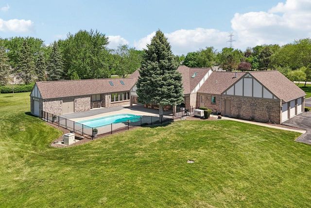 7604 Treeview DRIVE, Caledonia, WI 53108