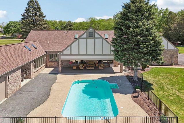 7604 Treeview DRIVE, Caledonia, WI 53108