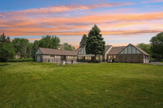 7604 Treeview DRIVE, Caledonia, WI 53108