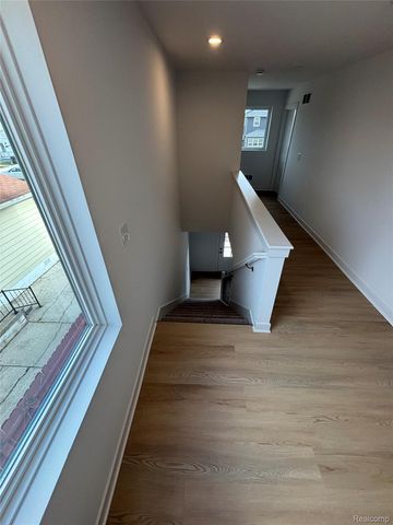 27095 Lawnwood Street, Roseville, MI 48066