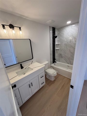 27095 Lawnwood Street, Roseville, MI 48066