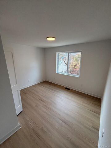 27095 Lawnwood Street, Roseville, MI 48066