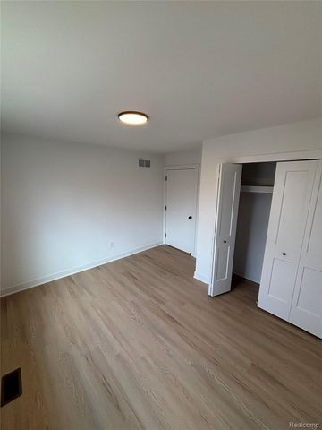 27095 Lawnwood Street, Roseville, MI 48066