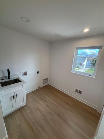 27095 Lawnwood Street, Roseville, MI 48066