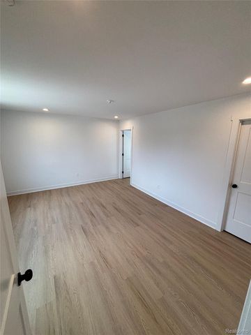 27095 Lawnwood Street, Roseville, MI 48066