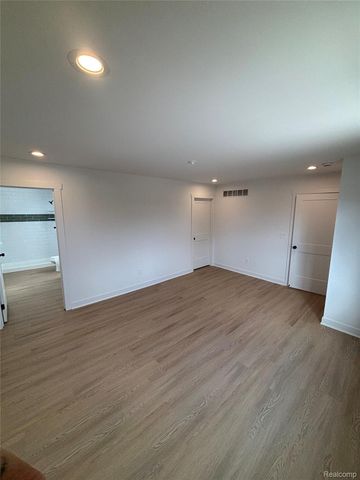 27095 Lawnwood Street, Roseville, MI 48066