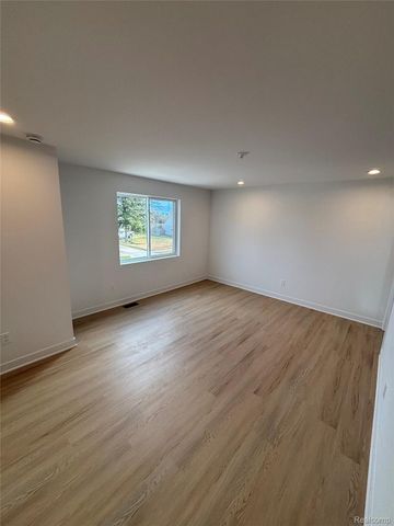 27095 Lawnwood Street, Roseville, MI 48066