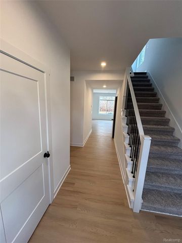 27095 Lawnwood Street, Roseville, MI 48066