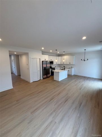 27095 Lawnwood Street, Roseville, MI 48066