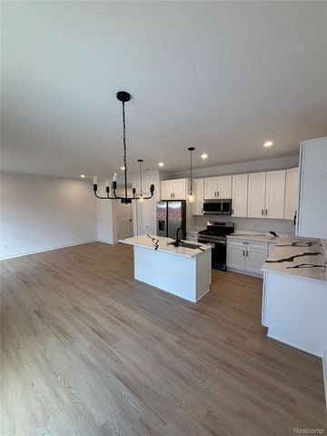 27095 Lawnwood Street, Roseville, MI 48066