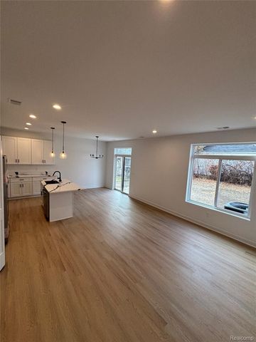 27095 Lawnwood Street, Roseville, MI 48066