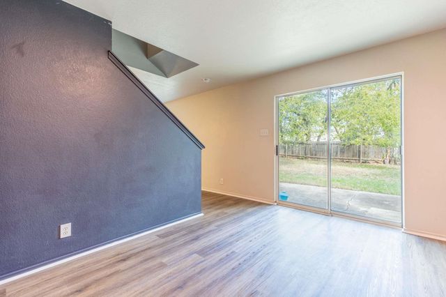 1422 Meadow PKWY, San Marcos, TX 78666