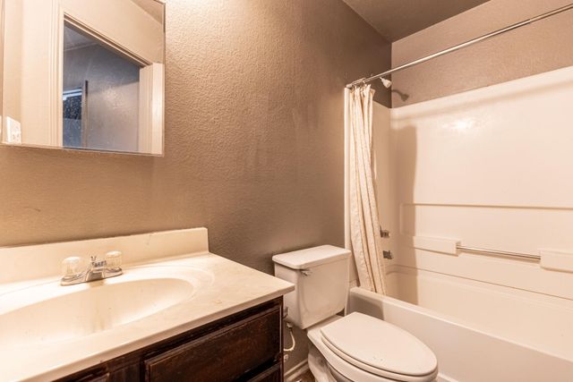 1422 Meadow PKWY, San Marcos, TX 78666