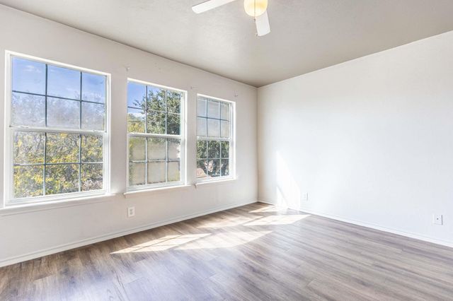 1422 Meadow PKWY, San Marcos, TX 78666