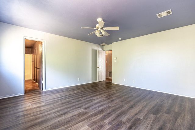 1422 Meadow PKWY, San Marcos, TX 78666