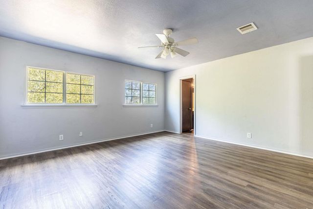 1422 Meadow PKWY, San Marcos, TX 78666