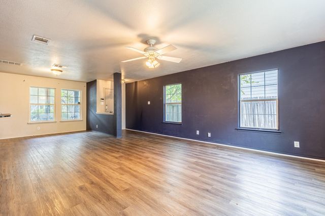 1422 Meadow PKWY, San Marcos, TX 78666