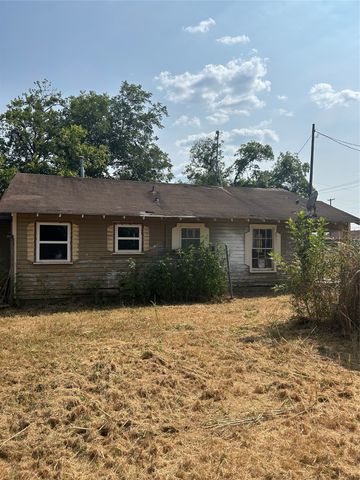 204 8th Street, Honey Grove, TX 75446