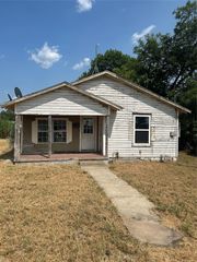 204 8th Street, Honey Grove, TX 75446