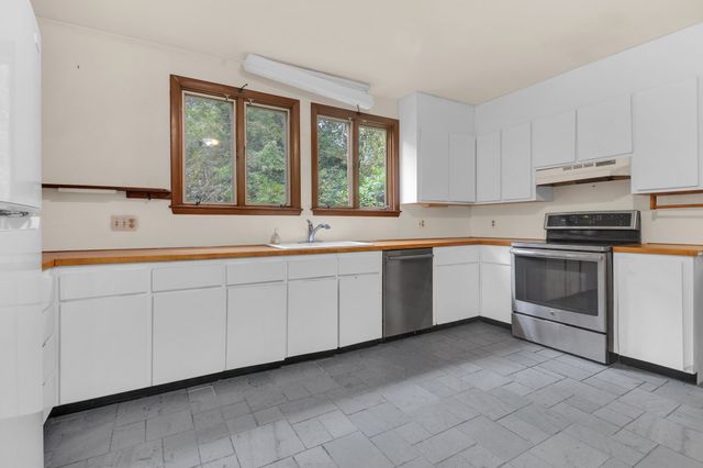 16 Ward Lane, Sherborn, MA 01770