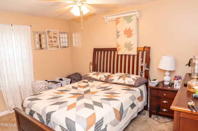 102 Mountain View Circle, Johnson City, TN 37601