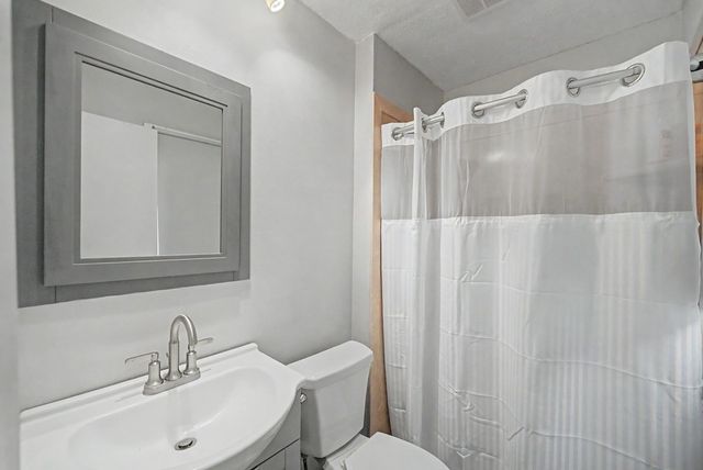 302 Village Circle, Altoona, IA 50009