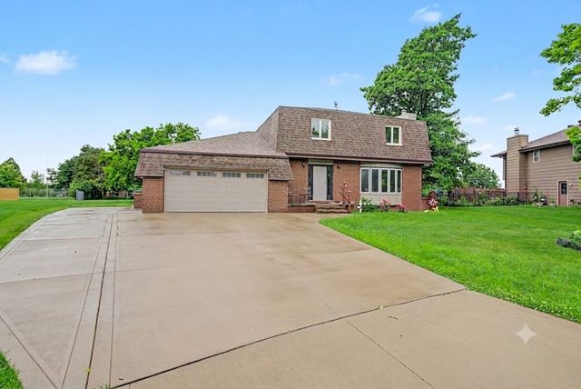 302 Village Circle, Altoona, IA 50009