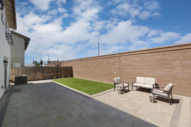 437 Rainbow Falls Ln, Manteca, CA 95337