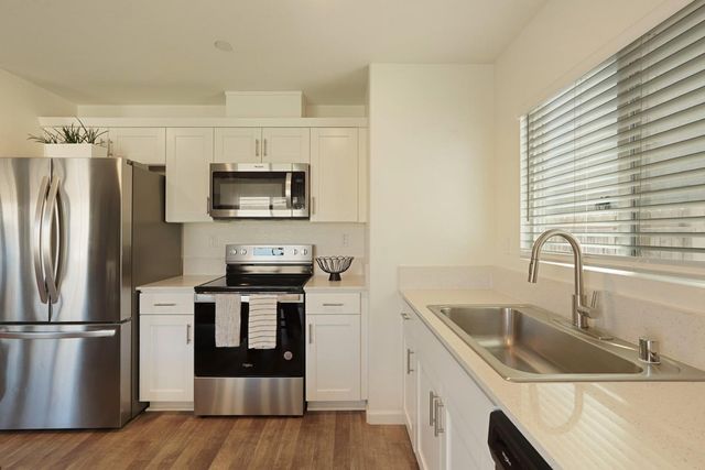 437 Rainbow Falls Ln, Manteca, CA 95337