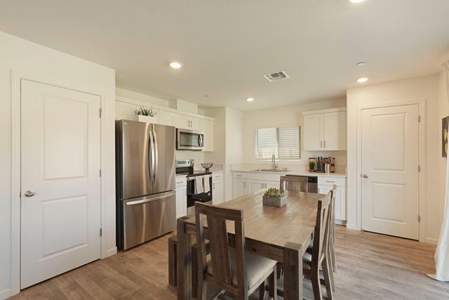 437 Rainbow Falls Ln, Manteca, CA 95337