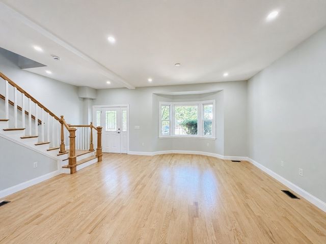 4 Baldwin St 4, Newton, MA 02458
